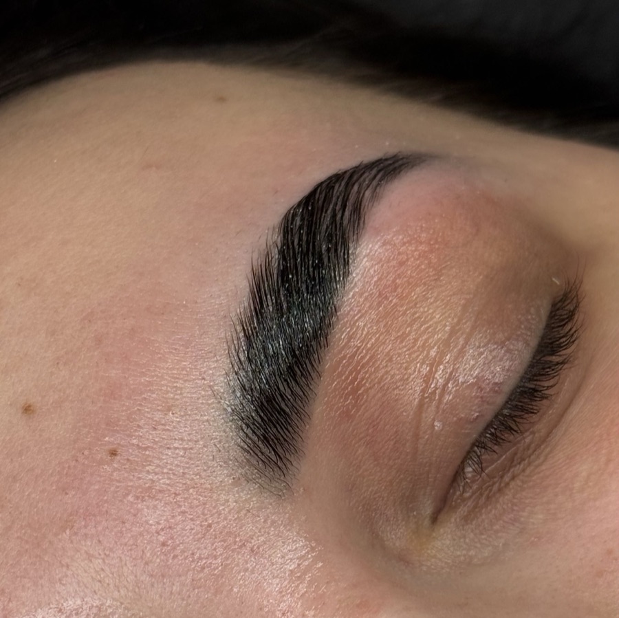 Laminacja brwi z koloryzacją i regulacją (zdjęcie 2) - realizacja JK Beauty Studio, Sucha Beskidzka